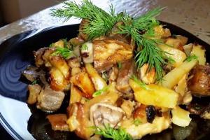Как пожарить картошку с грибами на сковороде